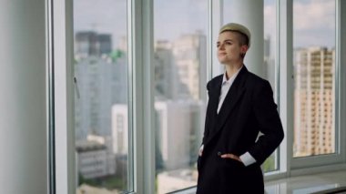 Modern Ofis Güzel Otantik Uzmanının Kısa Beyaz Saçlı Portresi. Laptop bilgisayarı üzerinde çalışıyorum. Tasarım, Veri Analizi, Büyük Ofiste Plan Stratejisi üzerinde çalışıyorum. Yüksek kalite 4k