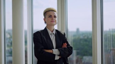 Modern Ofis 'teki Güzel Otantik LGBT kadının Kısa Beyaz Saçlı Portresi' ni kapatın. Kameraya bakar ve gülümser. İşinde harika bir kariyeri olan başarılı bir kadın konsepti. Veri