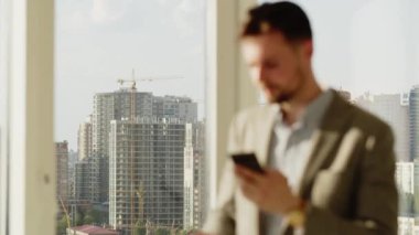 Genç adamın elleri modern bir akıllı telefonu tutuyor. İş adamı kızgın ve cep telefonuyla bağırıyor. Bir şeyler ters gitti ve adamın işte sorunları var. İlişkilerde anlaşmazlık. Yüksek kalite 4k görüntü