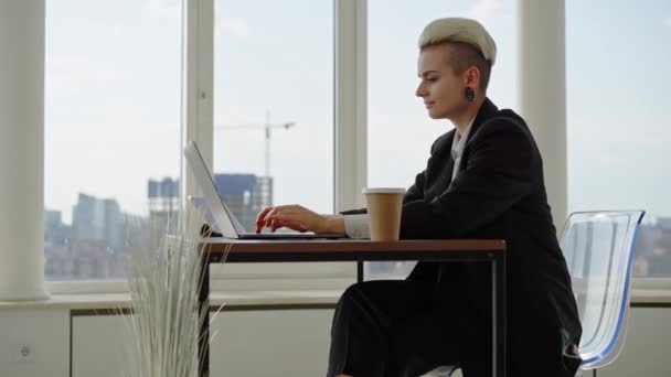 Портрет Красивого Автентичного Фахівця Сучасному Офісі Коротким Білим Волоссям Працює — стокове відео