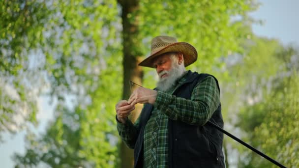 Viejo Vestido Con Sombrero Preparando Provisiones Para Pescar Bosque Abuelo — Vídeo de stock