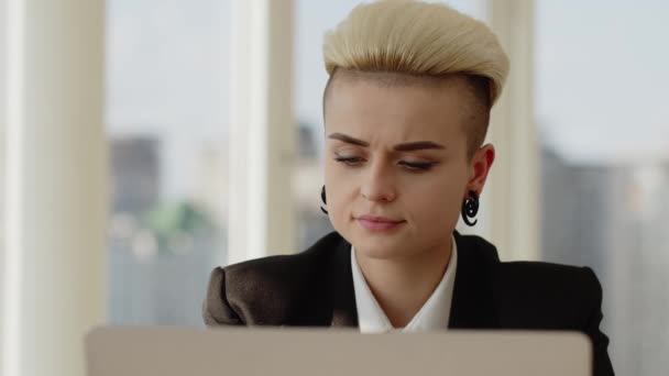 Neformální Dívka Obleku Pracuje Kanceláři Koncept Práce Velké Kanceláři Atraktivní — Stock video