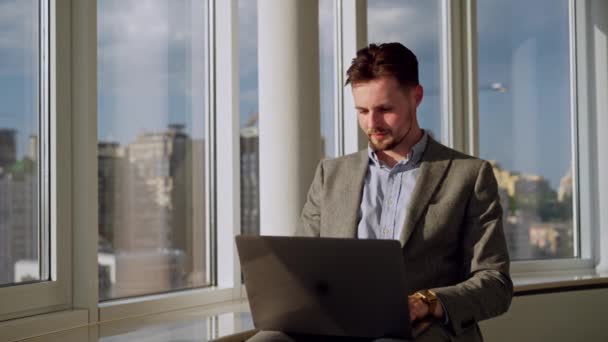 Professional Creative Man Sitting Chair Office Studio Working Laptop Focused — Vídeo de stock