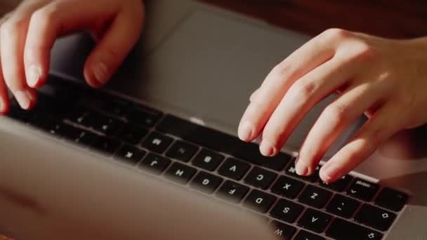 Zbliżenie Kobiet Tego Typu Laptopie Pisze Coś Klawiaturze Tablecie Pracując — Wideo stockowe