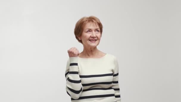 一位年长的积极 自信和快乐的女人站在那里 说是的 抬起头来 微笑着 双手握起拳头 并和他们一起 战士和胜利者的哲学概念 世界自然护理协会 — 图库视频影像