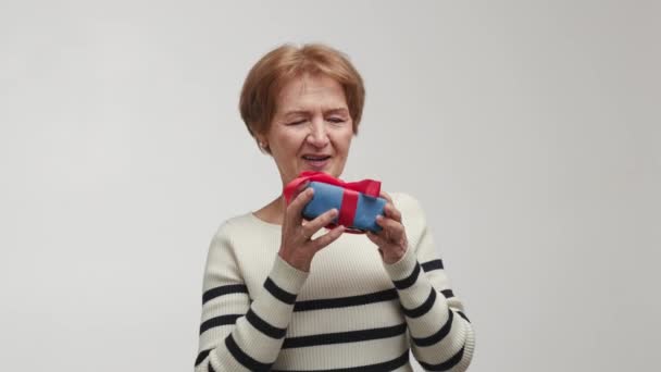 Una Anciana Sonriente Mujer Feliz Atrapa Sostiene Las Manos Considera — Vídeos de Stock