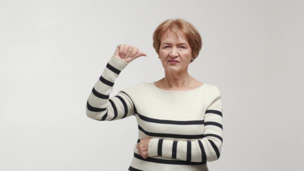 Starsza Kobieta Stoi Ciągnie Twarz Pogardą Obrzydzeniem Wyraża Emocje Niezadowolenia — Wideo stockowe