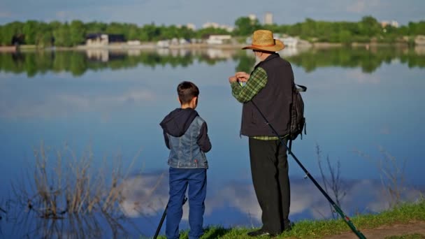 Rodinná Dovolená Dědeček Drží Rybářský Prut Malým Vnukem Jezera Koncept — Stock video