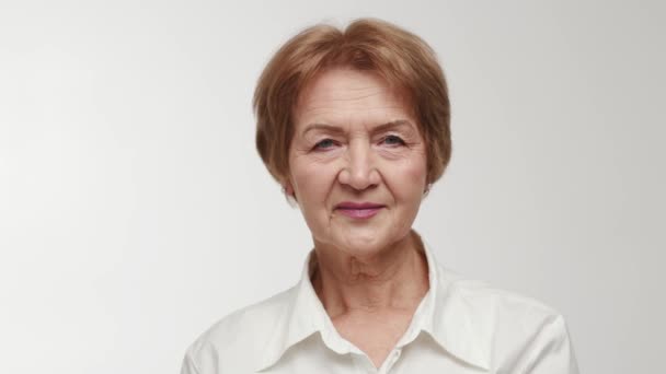 Ældre Dame Forretningskvinde Glædeligt Humør Med Charmerende Smil Ansigtet Åbner – Stock-video