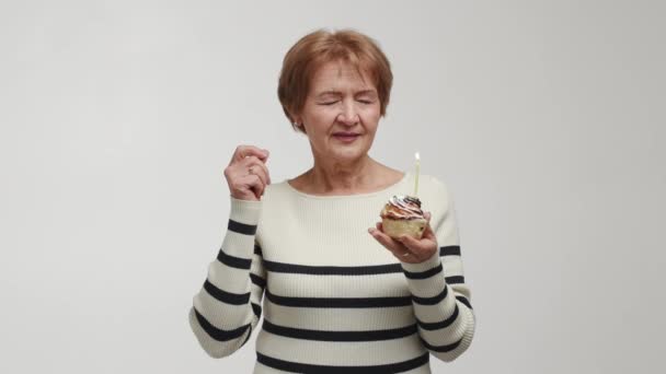Пожилая Улыбающаяся Радостная Женщина Держит Ладони Красочный Торт Качестве Праздничного — стоковое видео