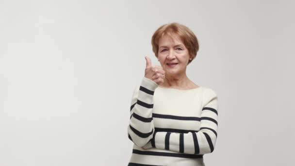 Μια Ηλικιωμένη Θετική Αυτοπεποίθηση Και Αξιοσέβαστη Γυναίκα Στέκεται Σταυρώνει Χέρια — Αρχείο Βίντεο