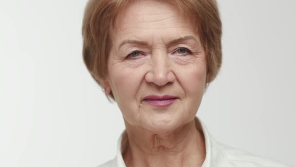 Ældre Dame Forretningskvinde Med Charmerende Smil Åbner Øjnene Hæver Højre – Stock-video