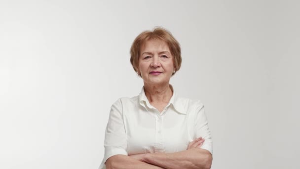 Starsza Bizneswoman Lub Przedsiębiorca Bezpośrednim Spojrzeniem Ironicznym Uśmiechem Twarzy Krzyżuje — Wideo stockowe