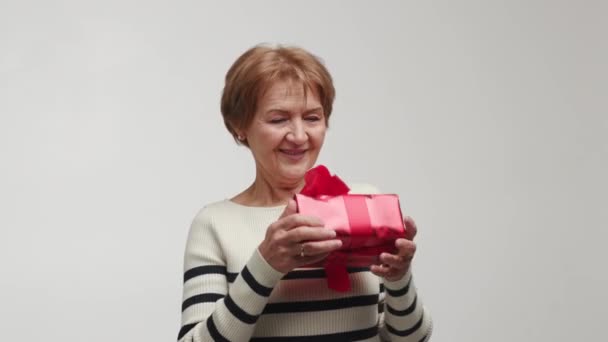 Starsza Szczęśliwa Kobieta Łapie Mówi Wow Trzyma Się Ręce Uważa — Wideo stockowe
