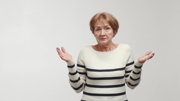 Пожилая Женщина Озадаченным Взглядом Пожимает Плечами Качает Головой Поднимает Брови — стоковое видео