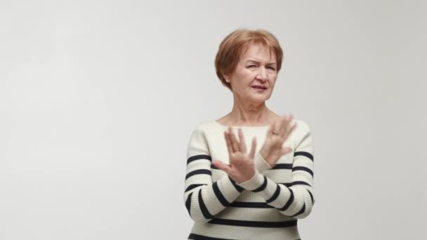 Пожилая Женщина Корчит Рожу Презрением Отвращением Проявляет Эмоции Недовольства Неодобрения — стоковое видео