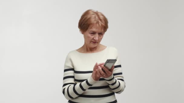 Femeie Vârstă Aspect Concentrat Ține Mână Folosește Smartphone Pentru Tasta — Videoclip de stoc