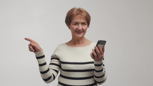 Una Anciana Con Emociones Alegres Humor Positivo Con Una Mirada — Vídeos de Stock