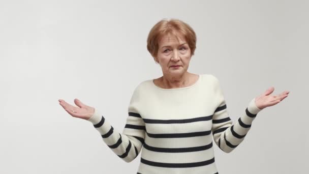 Пожилая Женщина Озадаченным Лицом Потрясенным Взглядом Пожимает Плечами Поворачивает Голову — стоковое видео