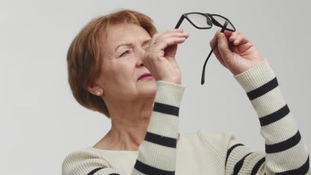 Μια Ηλικιωμένη Γυναίκα Κρατά Γυαλιά Για Διόρθωση Της Κακής Όρασης — Αρχείο Βίντεο