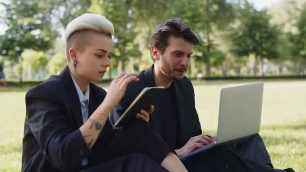 Jungunternehmer Sprechen Seine Neue Sekretärin Blonde Kurze Haare Notizen Tablet — Stockvideo