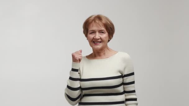 Äldre Positiv Självsäker Och Nöjd Kvinna Står Säger Ler Spänner — Stockvideo