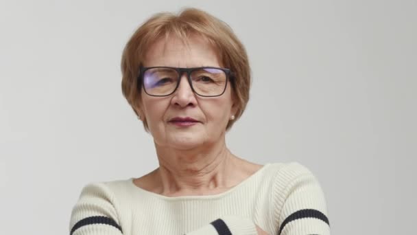 Starší Přátelská Žena Pozitivními Emocemi Okouzlujícím Úsměvem Nosí Brýle Aby — Stock video
