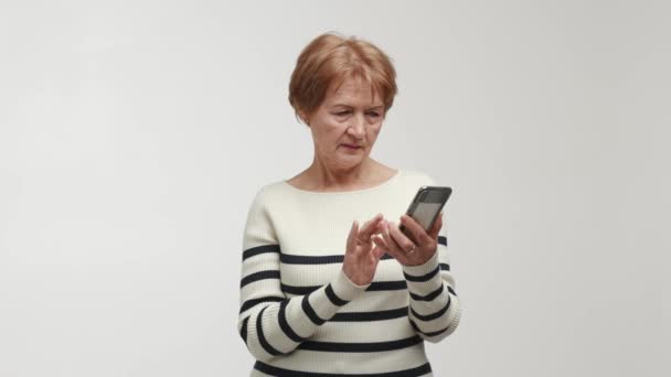 Starší Zaostřená Žena Nastaví Prst Drží Ruce Používá Chytrý Telefon — Stock video