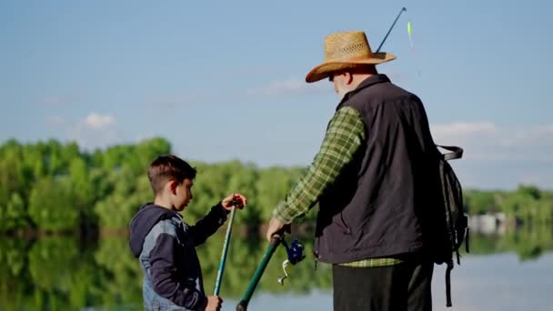 Tampilan Belakang Pensiunan Berputar Nelayan Bersama Cucunya Membawa Pancing Dan — Stok Video