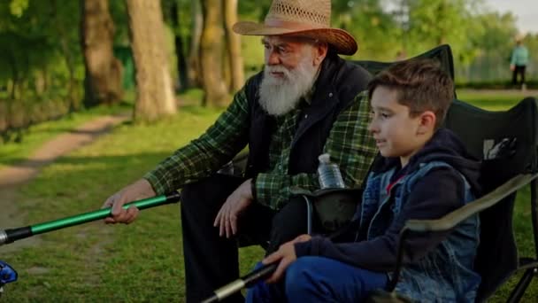 Büyükbaba Küçük Çocuk Hafta Sonunu Birlikte Geçiriyorlar Büyükbaba Yaz Günü — Stok video