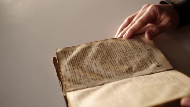 Видео Показывает Крупным Планом Человека Открывающего Переворачивающего Страницы Старой Книги — стоковое видео