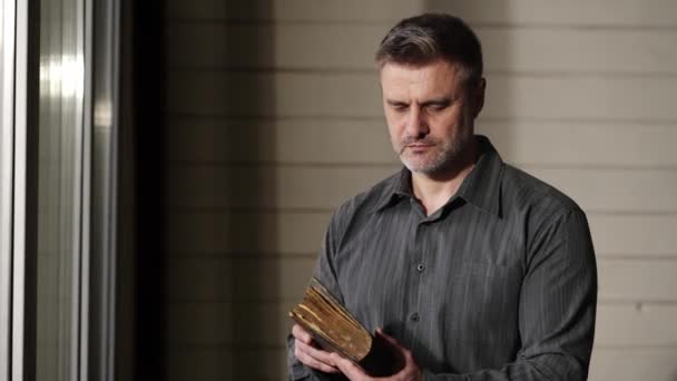 Pastor Czyta Biblię Ramach Przygotowań Kazania Dorosły Człowiek Trzyma Biblię — Wideo stockowe