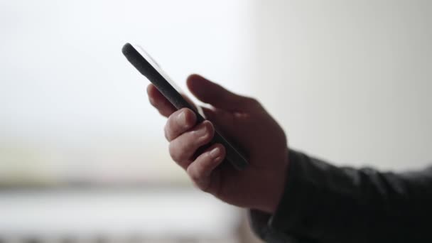 Video Ini Menunjukkan Close Dari Pegangan Tangan Dan Menggunakan Smartphone — Stok Video