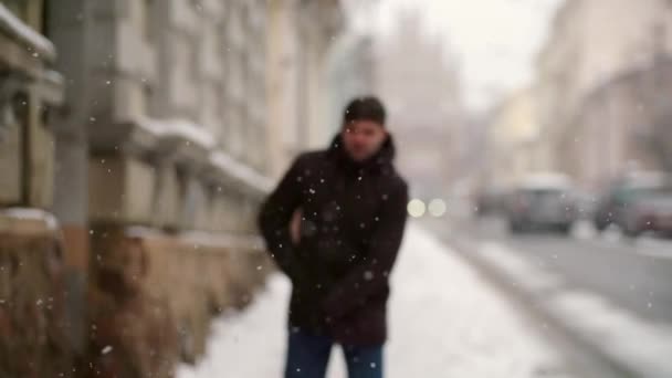 Slo Молодой Человек Туристическая Прогулка Улицам Города Ледяную Погоду Открытом — стоковое видео