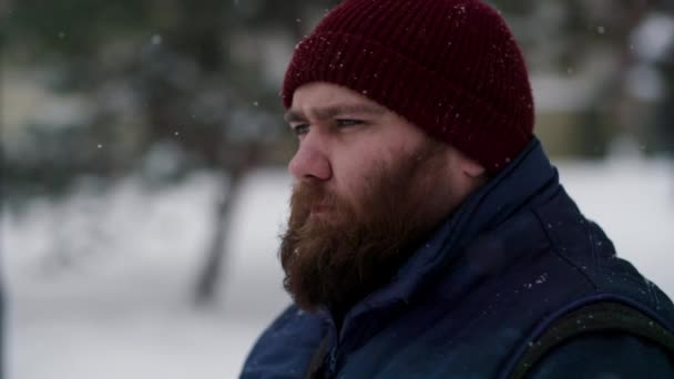 Profil Slo Strzał Brodaty Człowiek Przemyślany Patrząc Płatki Śniegu Okresie — Wideo stockowe