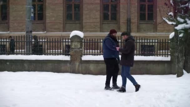冬天两个人在街上发生的小事故 年轻人在外面下雪时散步时不小心撞到了肩膀 对不起 优质Fullhd影片 — 图库视频影像