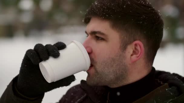 Mid Zastrzelił Młodego Faceta Cieszącego Się Gorącym Cappuccino Europejskie Zimne — Wideo stockowe
