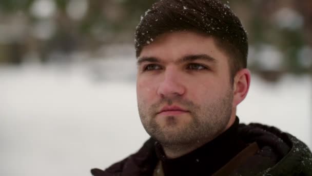 Zpomal Nenucené Brunet Vlasy Chlap Bundě Stojí Zamyšleně Při Sněžení — Stock video
