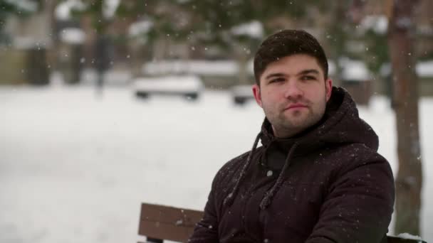 Invertire Rallentatore Sparato Ragazzo Studente Seduto Sulla Panchina Inverno Neve — Video Stock