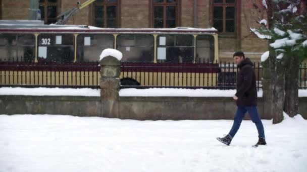 Zeitlupe Junger Kerl Lässiger Kleidung Schlendert Durch Die Stadtstraße Als — Stockvideo