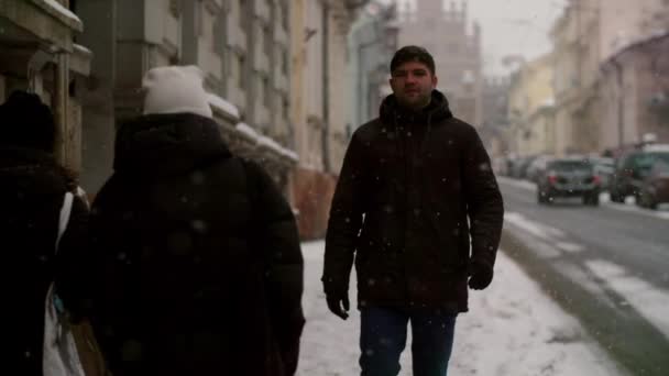 Slo Mladý Muž Turistické Procházky Městské Ulice Ledovém Počasí Venku — Stock video