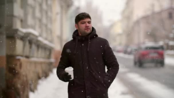 Slo Homme Adulte Boire Chocolat Chaud Explorer Architecture Ville Kiev — Video