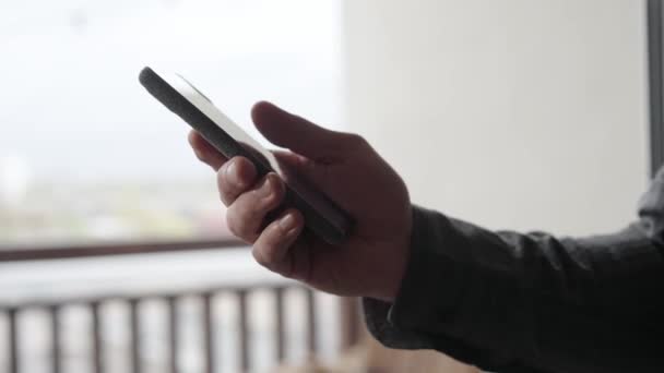 Este Vídeo Mostra Close Uma Mão Segurando Usando Smartphone Mão — Vídeo de Stock