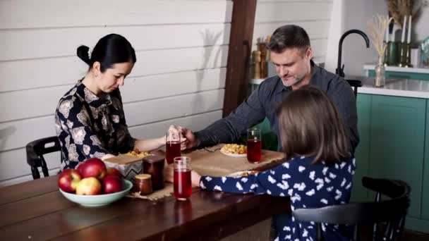 Szczęśliwa Rodzina Trzyma Się Ręce Modli Zamkniętymi Oczami Przed Posiłkiem — Wideo stockowe