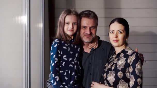 Счастливая Улыбающаяся Украинская Семья Своем Новом Доме Красивая Дочь Взрослыми — стоковое видео