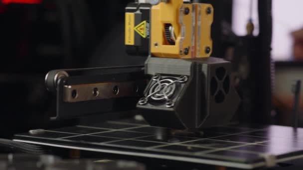 一台3D打印机正在制造体积几何图形 工作过程打印图解 一种现代自动化生产技术 靠近点快速射击模式 高质量4K — 图库视频影像