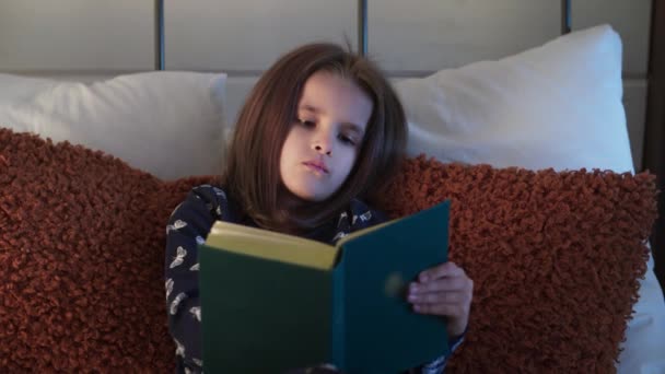 Une Petite Fille Qui Lit Avant Coucher Fille Religieuse Protestante — Video
