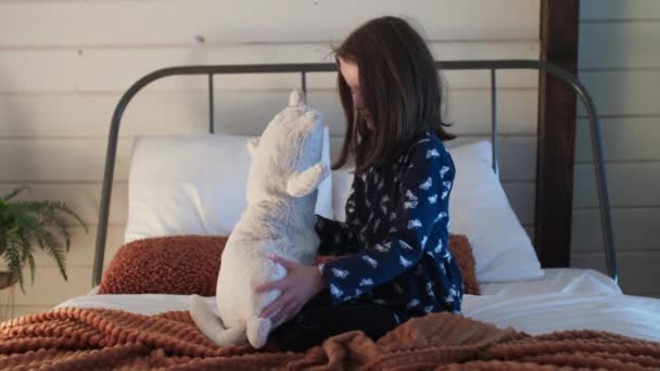 Uyku Vakti Pijamalı Küçük Bir Kız Pelüş Oyuncağını Yatakta Hazırlıyor — Stok video