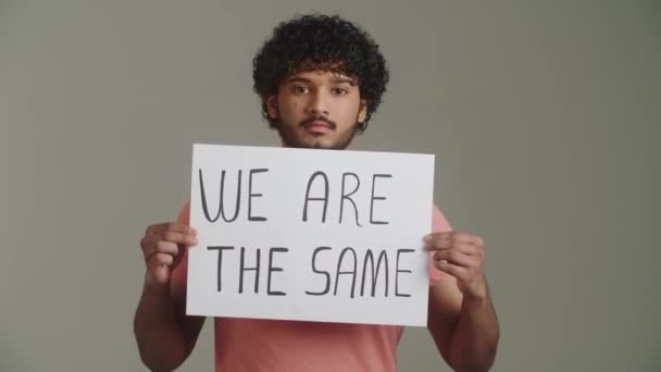 Ein Ernsthafter Afrikanisch Amerikanischer Aktivist Mit Direktem Selbstbewussten Blick Hebt — Stockvideo