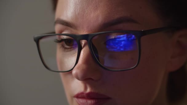 Glasögon Reflektion Cryptocurrency Marknad Utbyte Affärskvinna Som Arbetar Med Diagram — Stockvideo